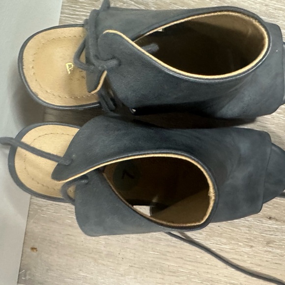 Kenneth Cole Slip On Open Toe Blue/Beige Block Heel Leather Size 7M - Picture 11 of 14